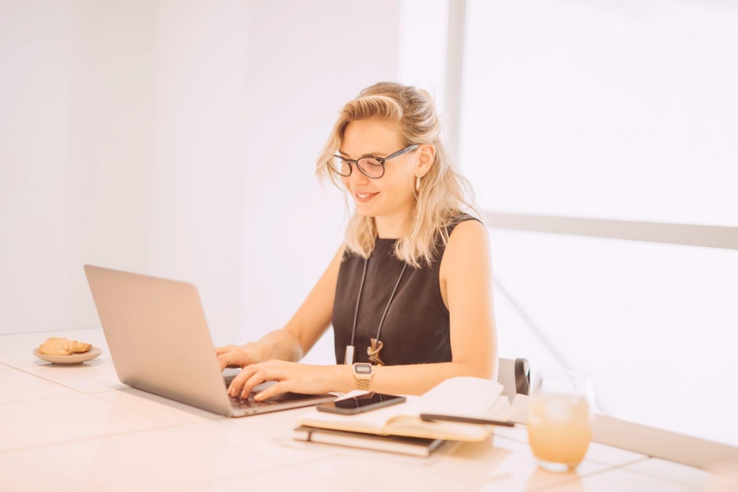 Transmisja webinaru z udziałem ekspertów omawiających modele ML w finansach